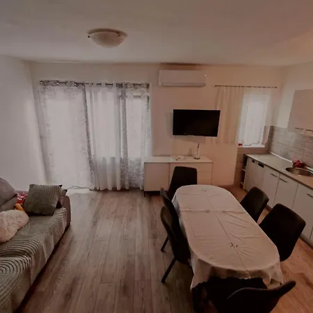 Spacious Family With Terrace & Parking Apartman Kastela