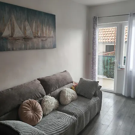 Apartman Spacious Family With Terrace & Parking