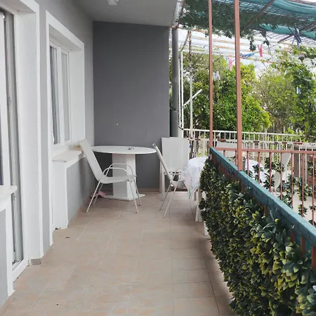 Apartman Spacious Family With Terrace & Parking
