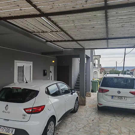 Spacious Family With Terrace & Parking Apartman Kastela